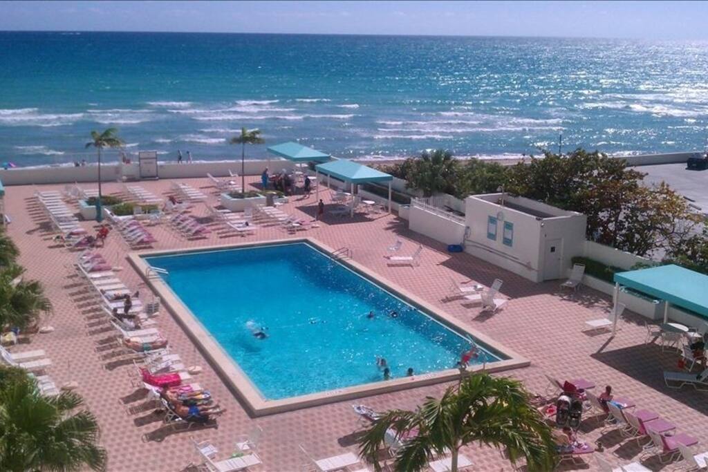 Pool view from sky / Piscine vue de ciel