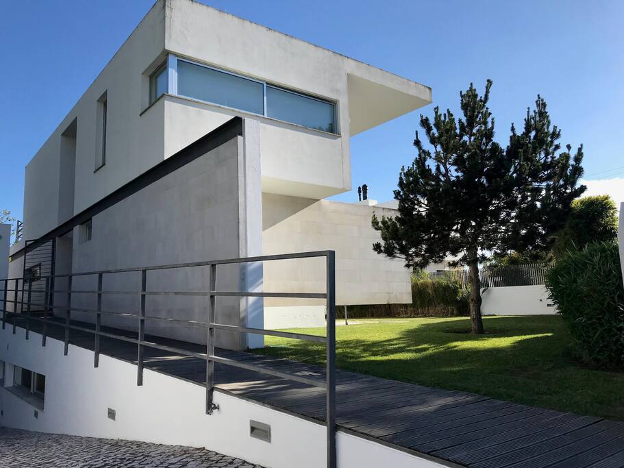 Fachada principal da casa (com pinheiro manso que deu o nome à casa)