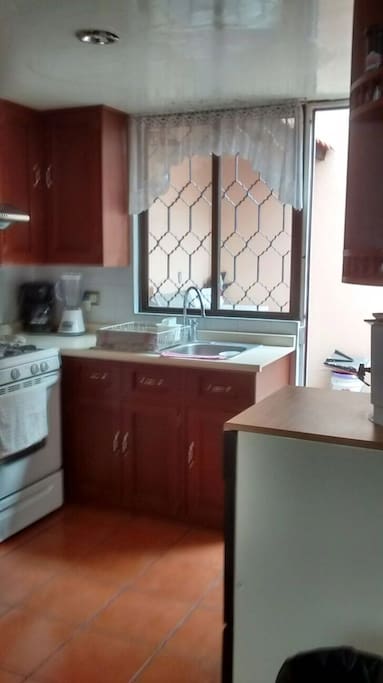 Cocina: Refrigerador, estufa, lava vajillas, vajilla, horno microondas, trastos