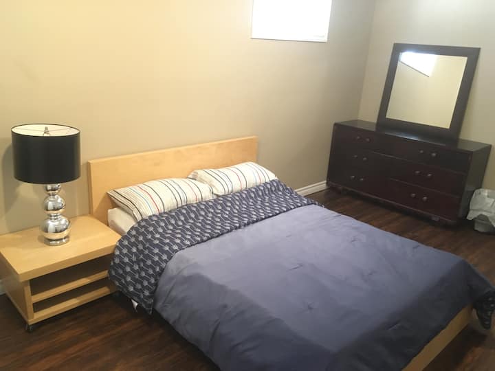 Glavna spavaća soba s bračnim krevetom i mnogo prostora za odlaganje stvari