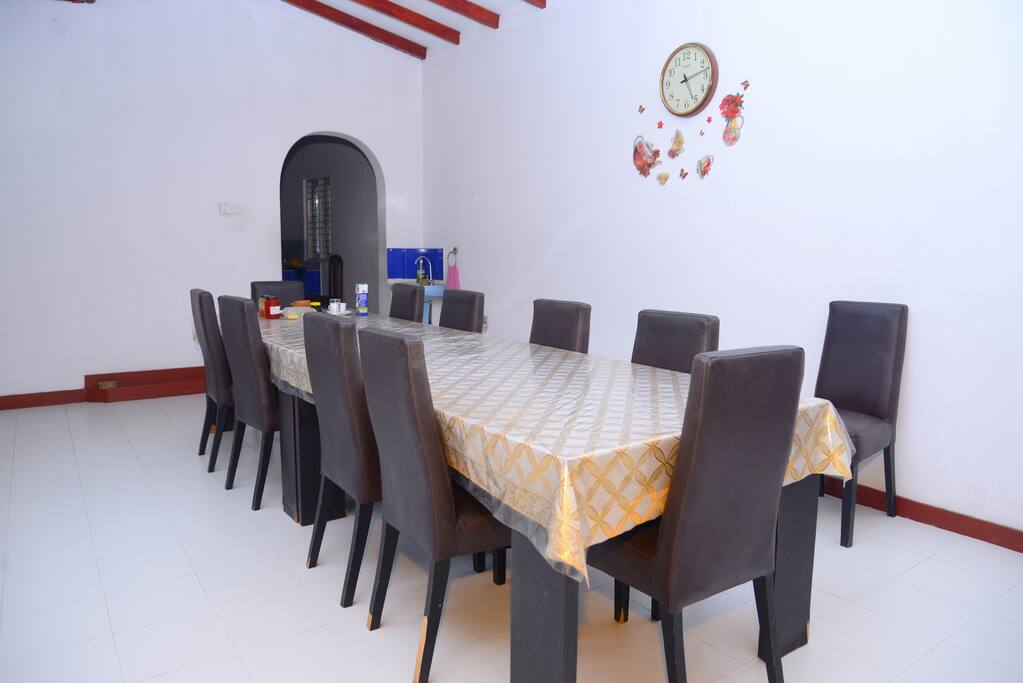 Enjoy your meal with a lovely Sri Lankan family!!