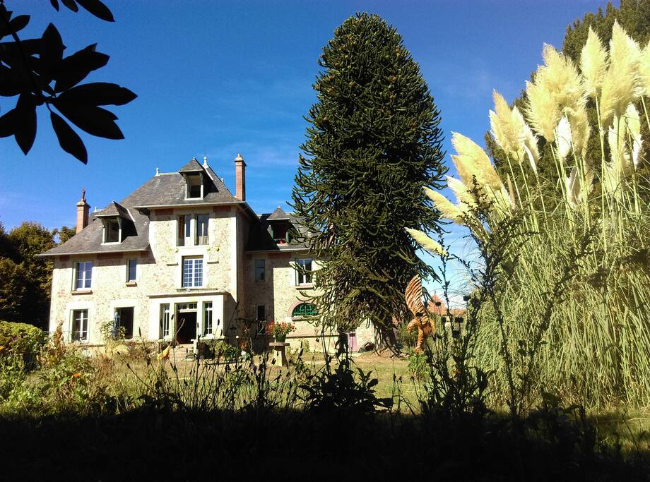 Grande maison avec de nombreuses pièces à disposition dont une salle de jeu