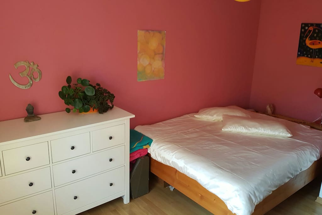 Das Bett ist 1.60 breit und sehr angenehm
