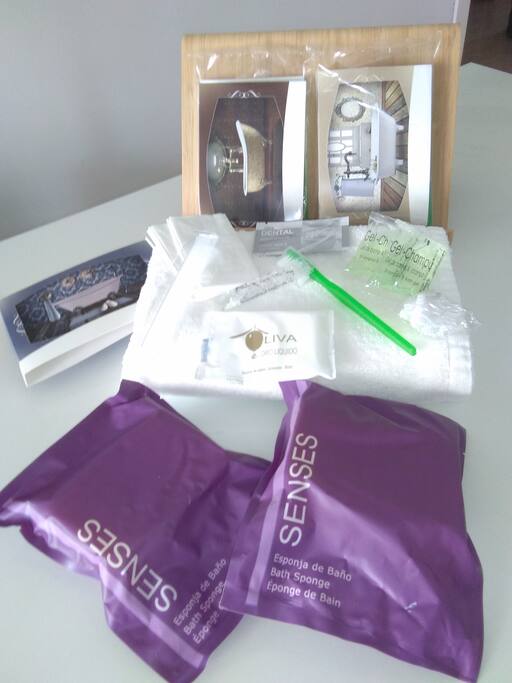 Para tu comodidad te proporcionamos toallas, kit de bienvenida compuesto por: Kit dental, colonia fresca, peine, tisúes, jabón de manos, gel-champú, toallas, esponja de baño y gorro de ducha