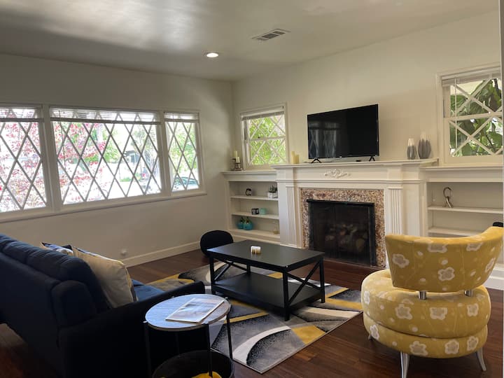 Gorgeous Home W/floral Landscape - Seal Beach, CA