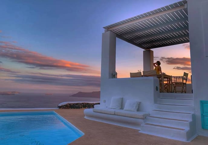 Villa Polaris Oia with Volcano view, Pool &Parking