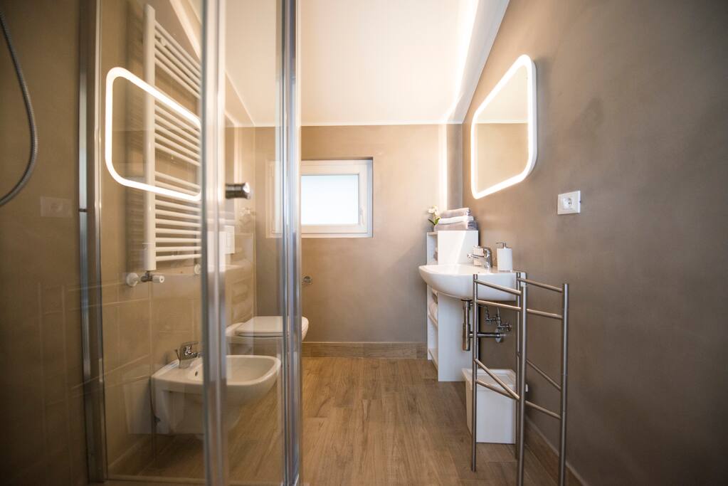 Bagno con finestra che affaccia sul giardino