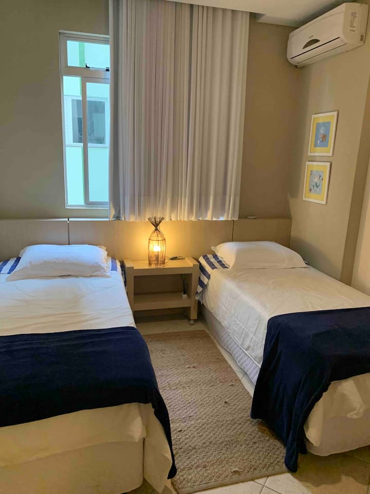 Აპარტამენტი 2 - ორი ერთადგილიანი საწოლი დამატებითი ერთადგილიანი საწოლით ერთ ‑ ერთი საწოლის ქვეშ 