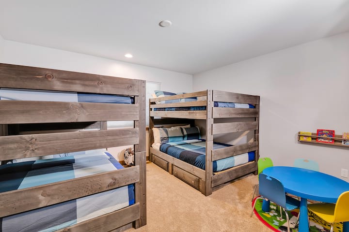 BR 3: Chumba cha kitanda cha ghorofa w/2 ukubwa kamili wa vitanda vya bunk.