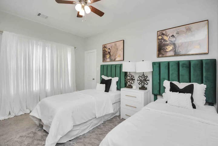 Elegantna dvokrevetna soba: uživajte u elegantnom uređenju, prirodnom svjetlu i opuštajućoj atmosferi!