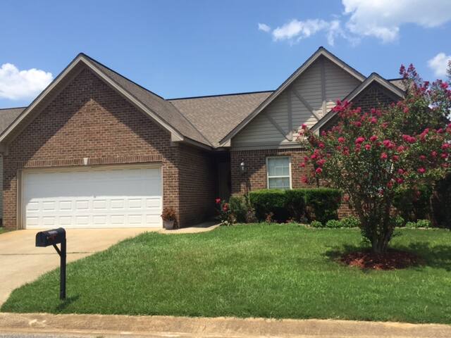 T-Town 3/2 Clean & Stylish Home, Minutes from UA