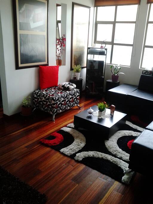 Sala comedor con ventana grande recibe el sol en horas de la mañana