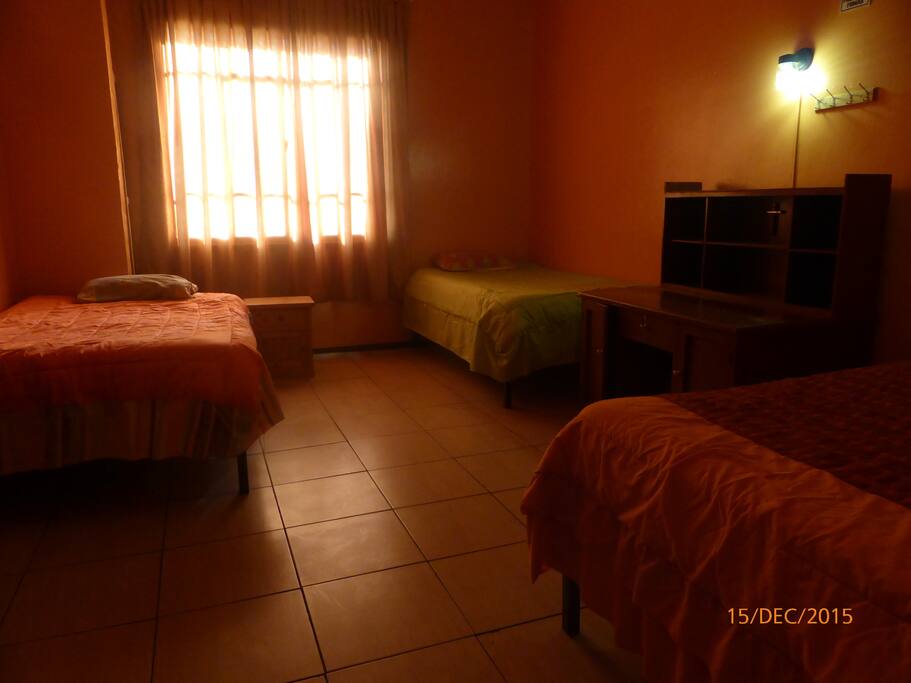 Dormitorio doble, triple y cuádruple con baño privado y wifi, cama de dos plazas y dos de plaza y media