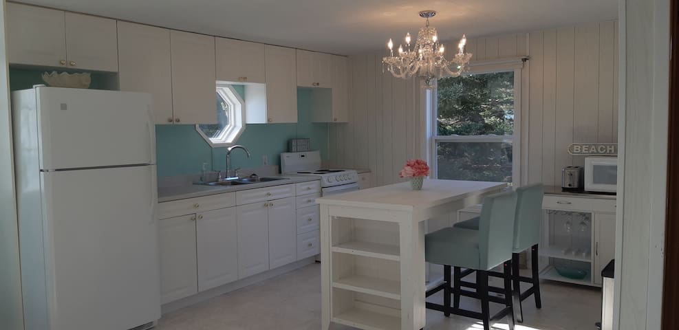 Beautiful cozy cottage few minutes walk to beach