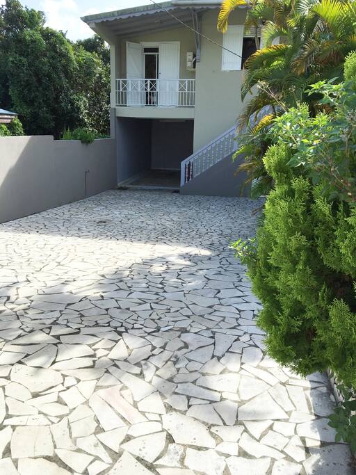 Entrée privée et sécurisée de la Villa