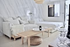 The+white+marble+lounge