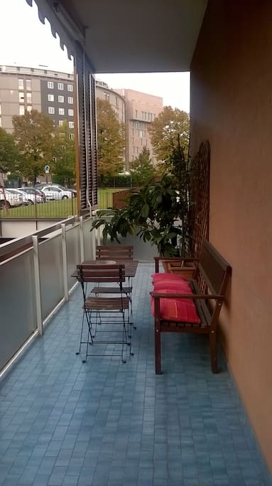 L'appartamento è il più vicino della zona all'Ospedale San Raffaele: come si vede dalla terrazza, è proprio di fronte!