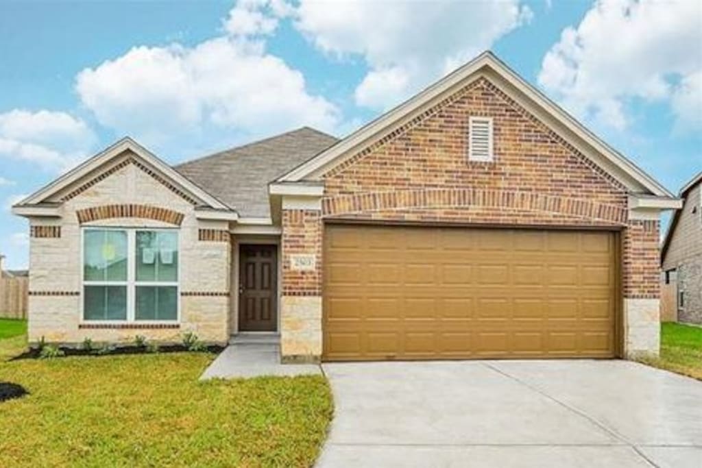 It is a brand new house to get you complete comfort you needed home away from home. It has 3 private bedrooms located in a quiet neighborhood on a major roads of 288 south of high-6 and Texas Fort Bend Park way. Almeda road to medical center is closed.