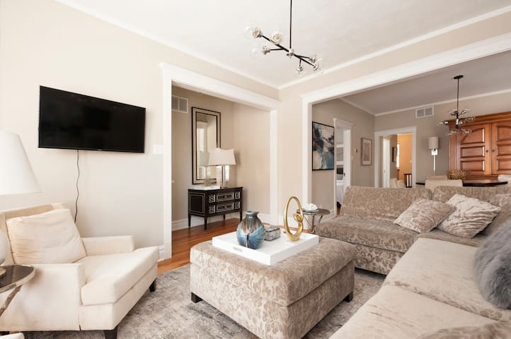 Comfy/Elegant Home by Wrigley, Garage Spot & Yard gallery image 2