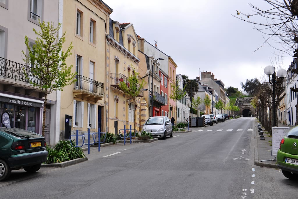 en haut de l'avenue les fortifications Vauban. Il faut passer sous la voute en voiture !
Attention !