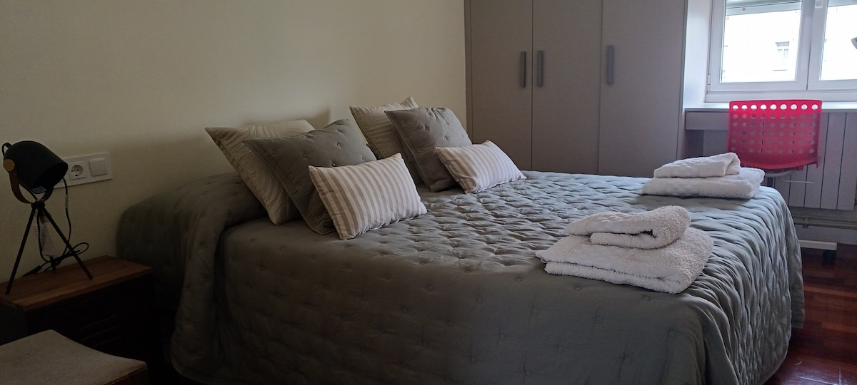 מיטה 150x190 עם שידת לילה אחת, שולחן כתיבה וארון מובנה