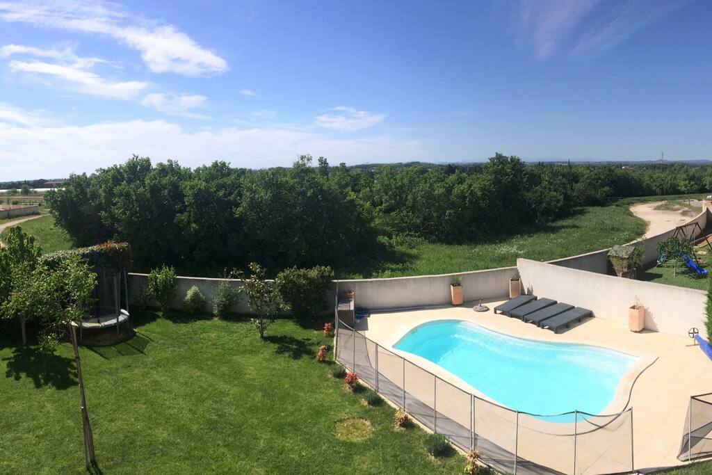 Vue de l'étage, à deux pas de la piste cyclable reliant Aigues-Mortes et la mer