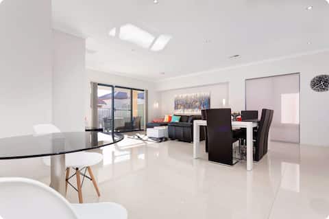 ☆ Relax on Raleigh 3 ☆ Family home with Own Gym