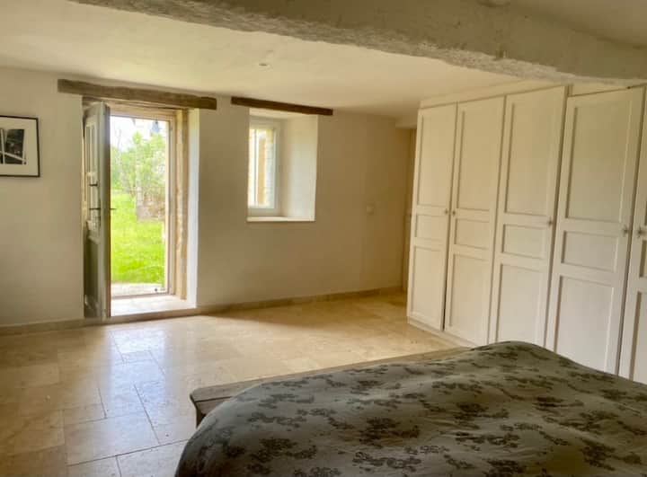 Chambre 3 au rez-de-chaussée avec sa salle de bain