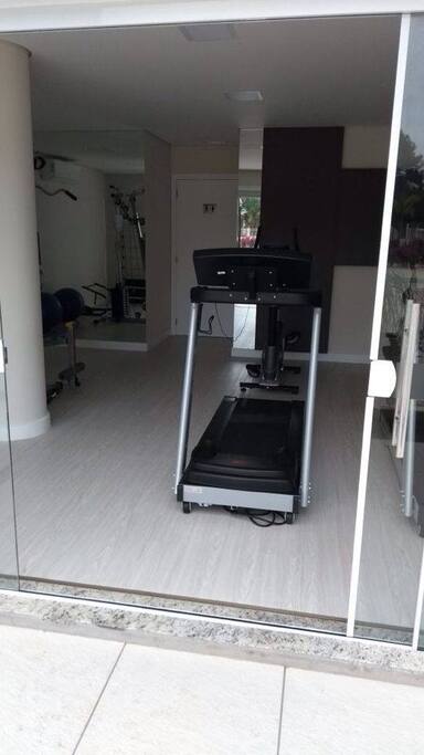 academia (apesar da foto ser exclusivamente da rasteira, ela é bem completa com barras, pesos, cama elástica, entre outros aparelhos).