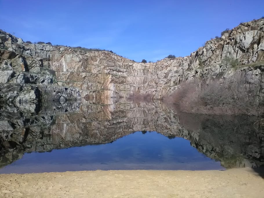 Cantera de Alcántara donde poder bañarte y disfrutar, respetuosamente, de especies protegidas como alimoche y cigüeña negra
