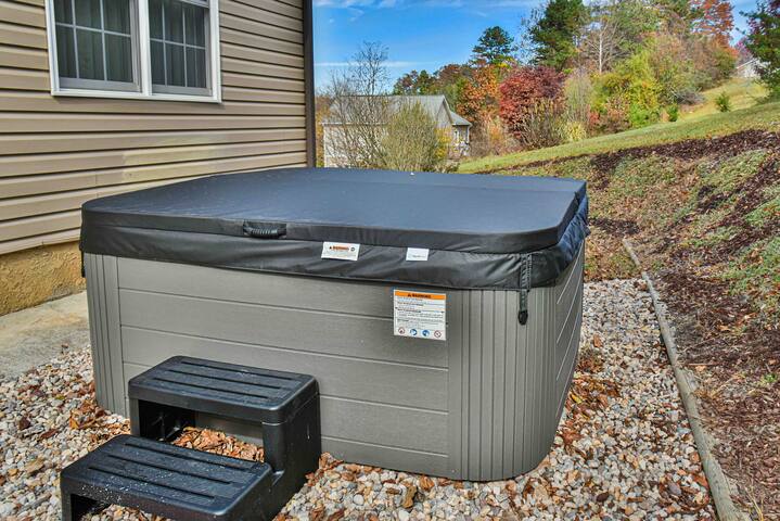 10 Min. to DTWN, HotTub & Sauna Bunks, 2 Acres gallery image 5