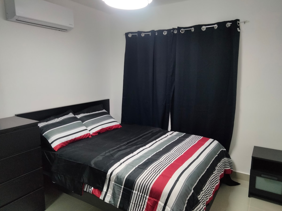 Трета стая за гости с климатик, вентилатор на тавана с двойно легло, скрин, нощно шкафче и 32 в Smart TV. Друга стая с Aire, вентилатор, смарт телевизор и легло Qn.