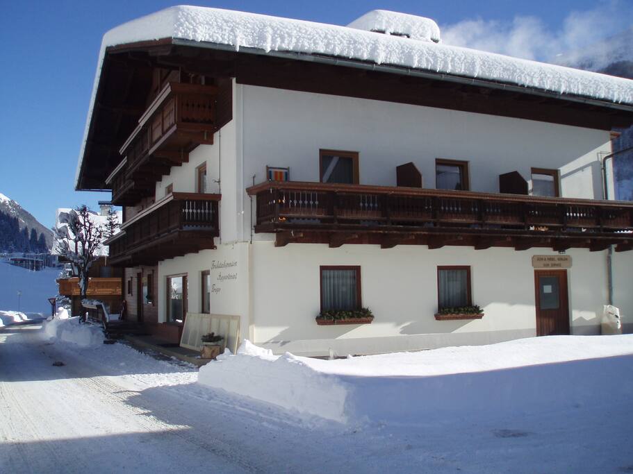 unser Haus im Winter