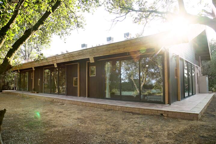 Gran casa de madera con vistas al mar gallery image 2