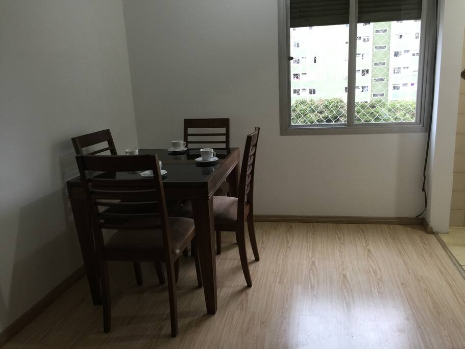Sala com mesa para refeição
