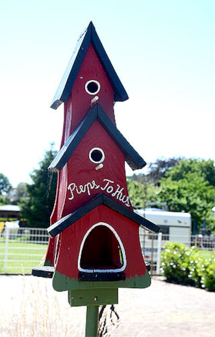 Ein Vogelhaus vor der Villa To Hus