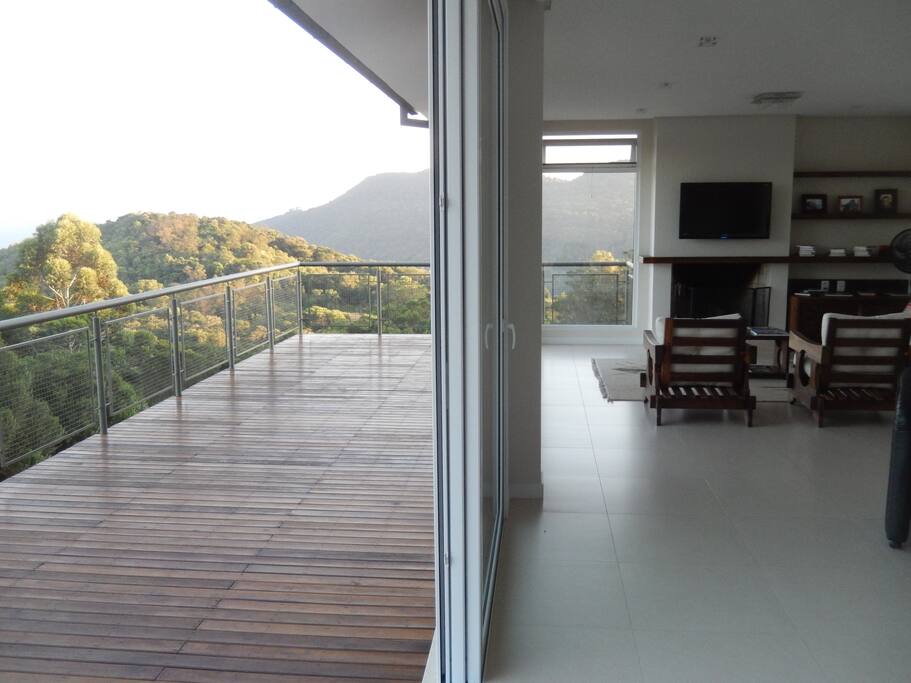 Ampla sacada da sala de estar compartilhada