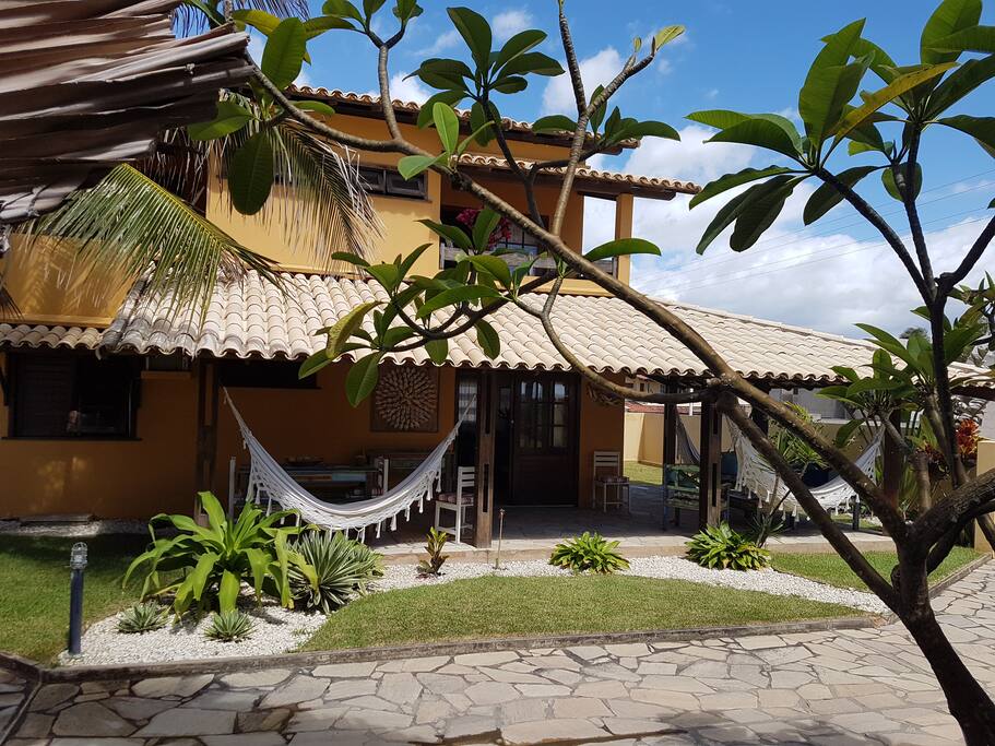 Fachada do Chalé, circundada por relaxantes varandas