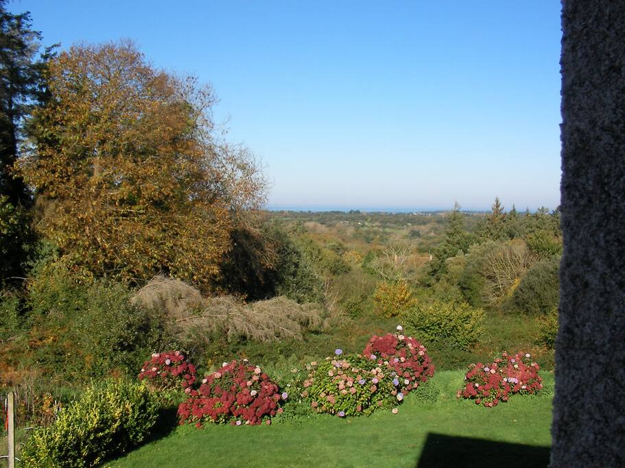Vue sur la campagne et la mer au fond