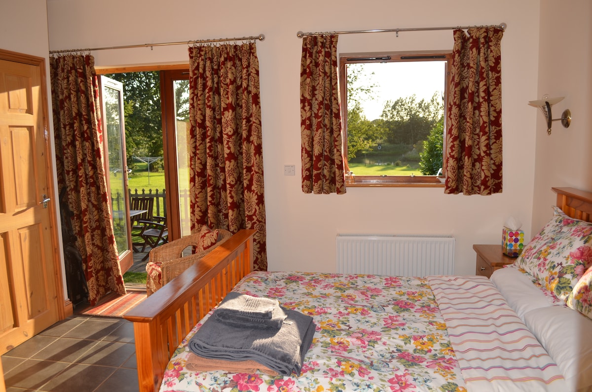 Kwenye chumba cha kulala, madirisha hadi bustani