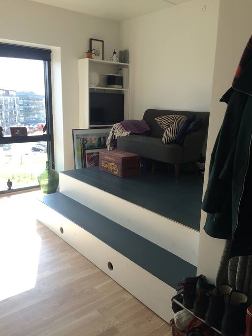 Platform that hides the bed
