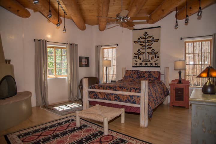 Dormitorio principal con cama tamaño queen