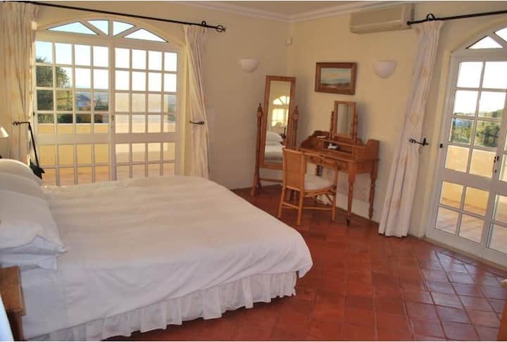 Quarto principal encantador com cama king size piso 1