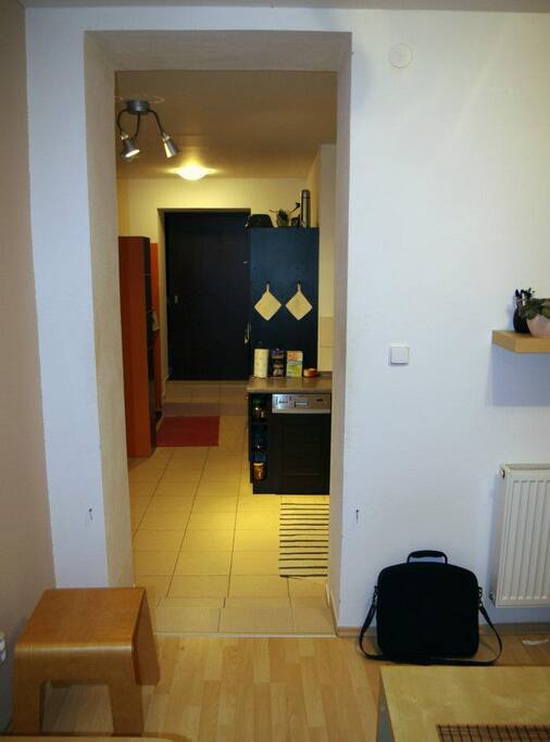 Pohled z obývacího pokoje k ložnici