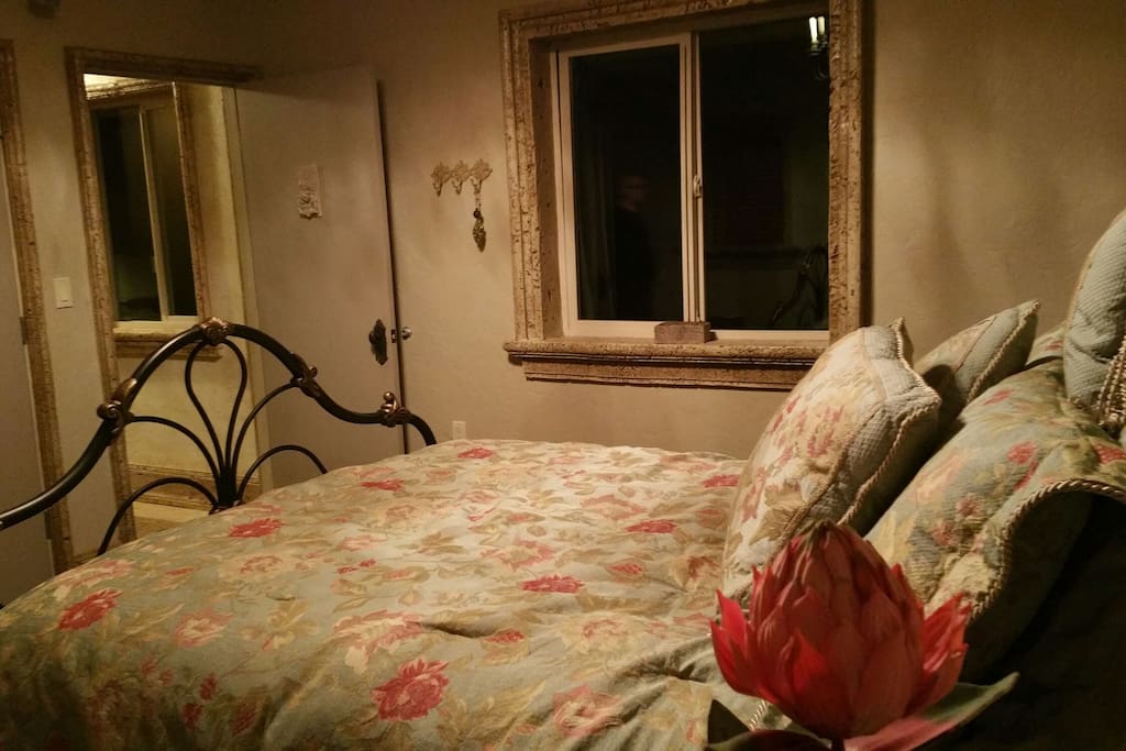 The Gallery Level Green Suite bedroom