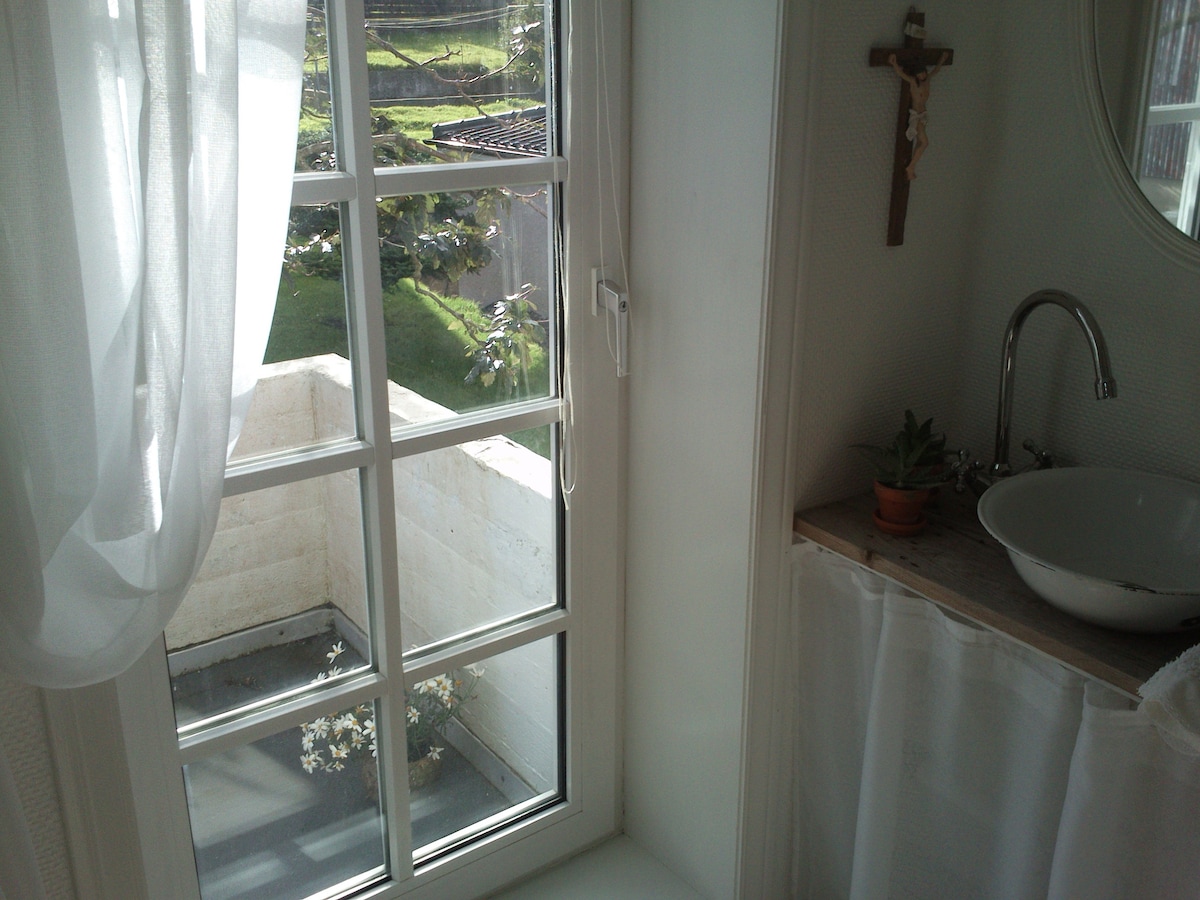 The little corner bedroom at visitHOMES – The little corner single room in Leirvík