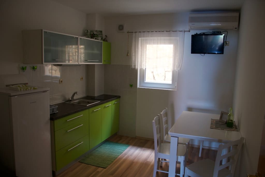 Kitchen+dining room+extra bed