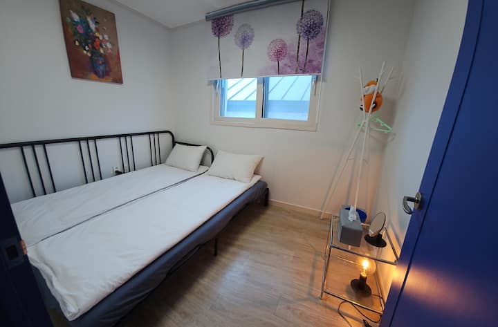 Spálňa na 2. poschodí 2 (2 jednolôžka)