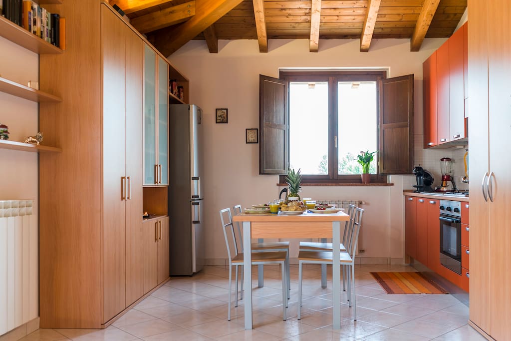 cucina e tavolo da pranzo
