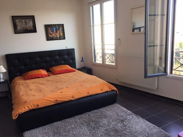 160x200 bračni krevet, 2 velika prozora, sunce ujutro